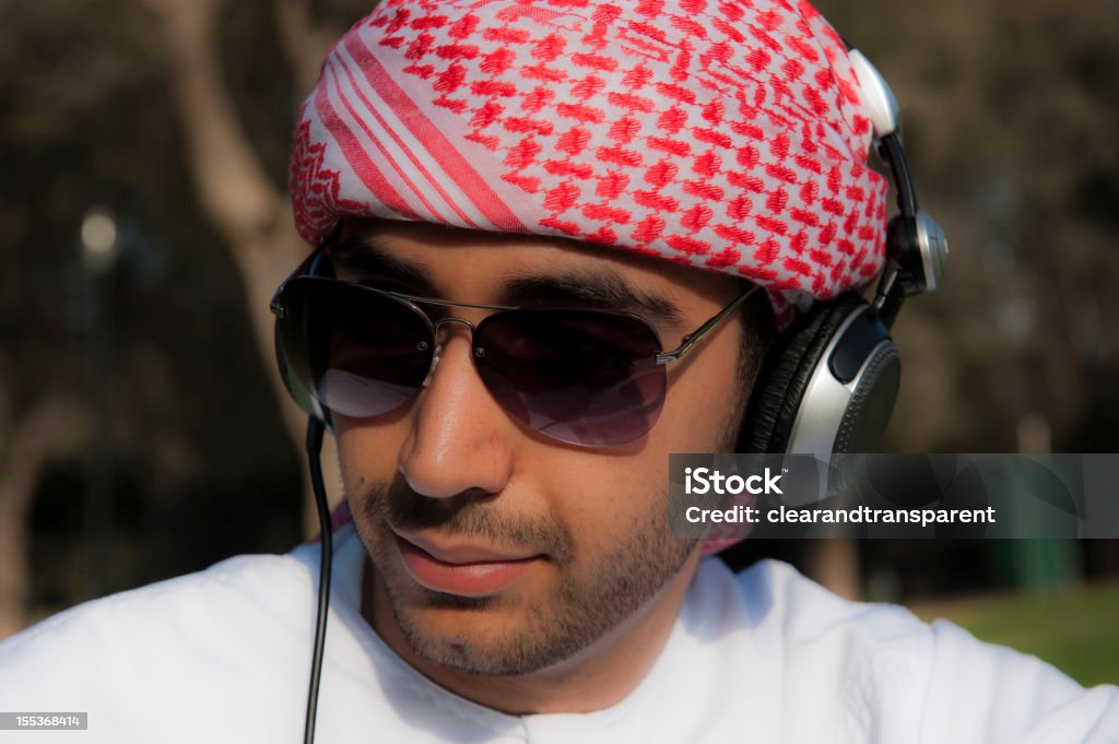 Arab człowiek słuchania muzyki - Zbiór zdjęć royalty-free (Arabia)