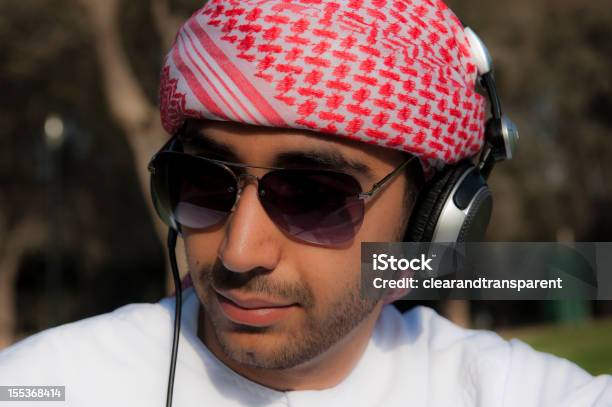 Foto de Homem Ouvindo Música Árabe e mais fotos de stock de Adulto - Adulto, Adulto de idade mediana, Adulto maduro
