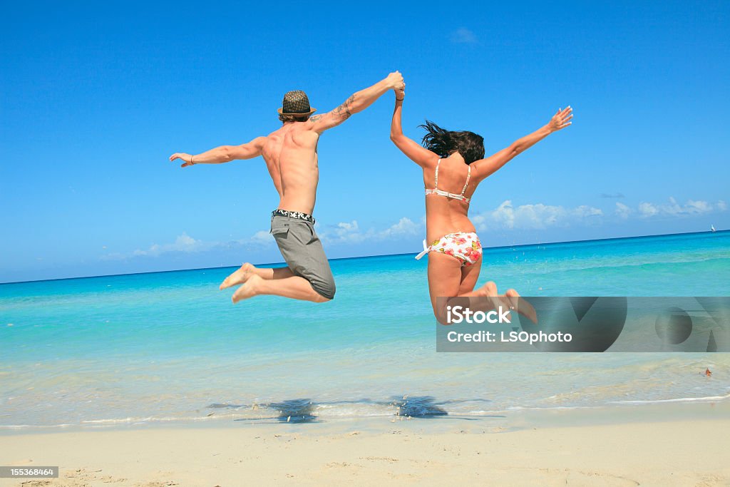Temps sur la plage-Couple saut - Photo de Cuba libre de droits