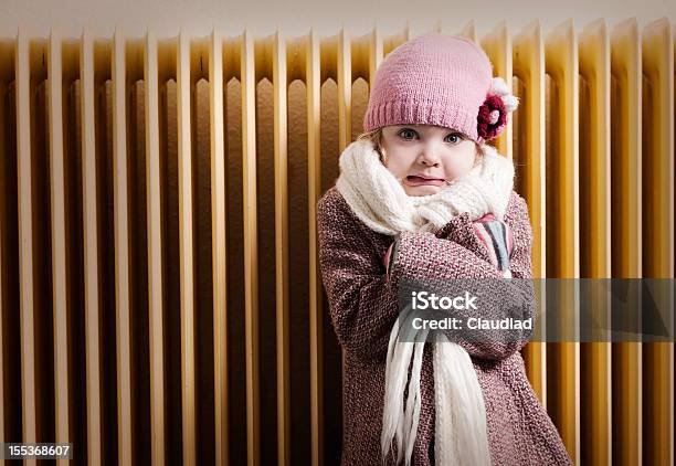 Chica En Frente De Radiador Foto de stock y más banco de imágenes de Frío - Frío, Radiador, Niño