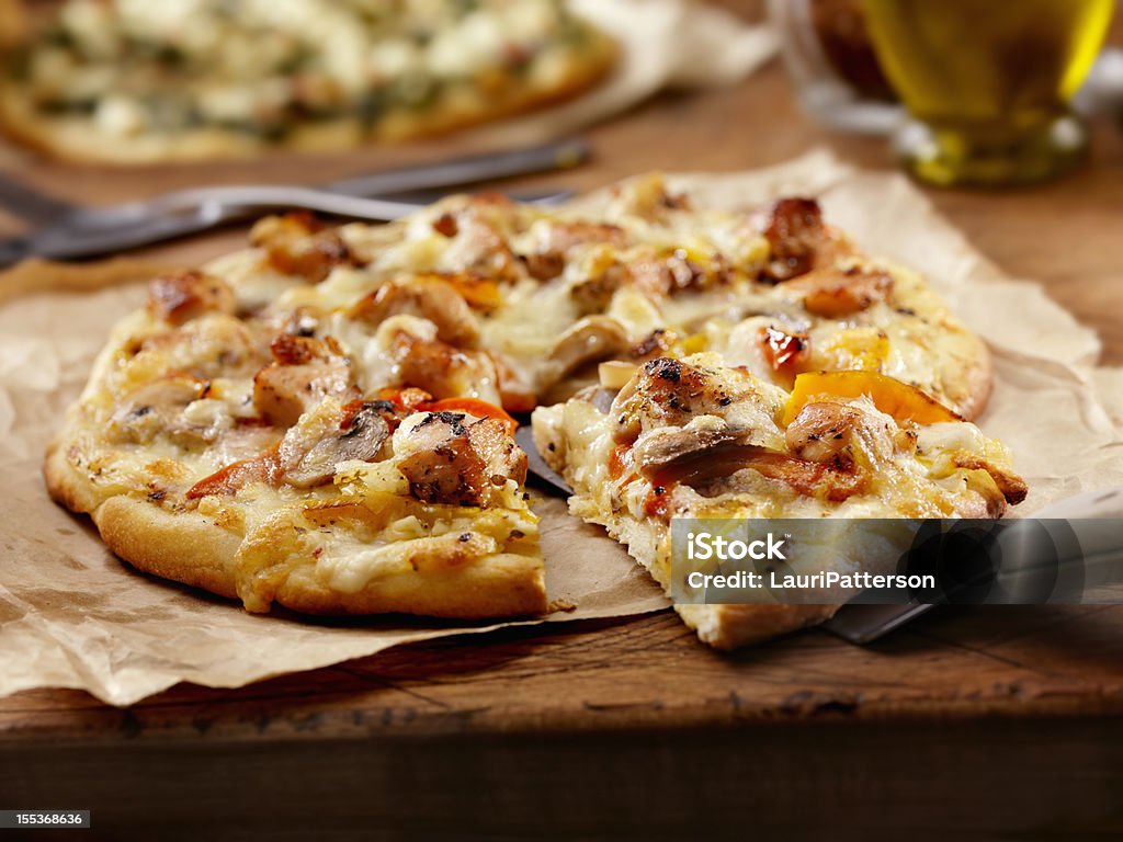 Kurczak z rusztu i Papryka pieczona Pizza - Zbiór zdjęć royalty-free (Pizza)