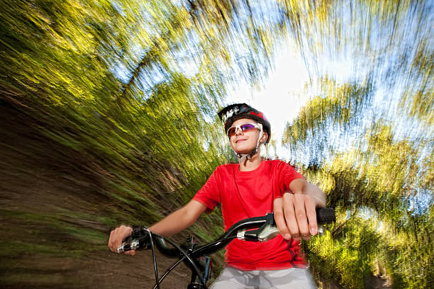 menino andando de bicicleta na trilha de montanha - ten speed bicycle - fotografias e filmes do acervo