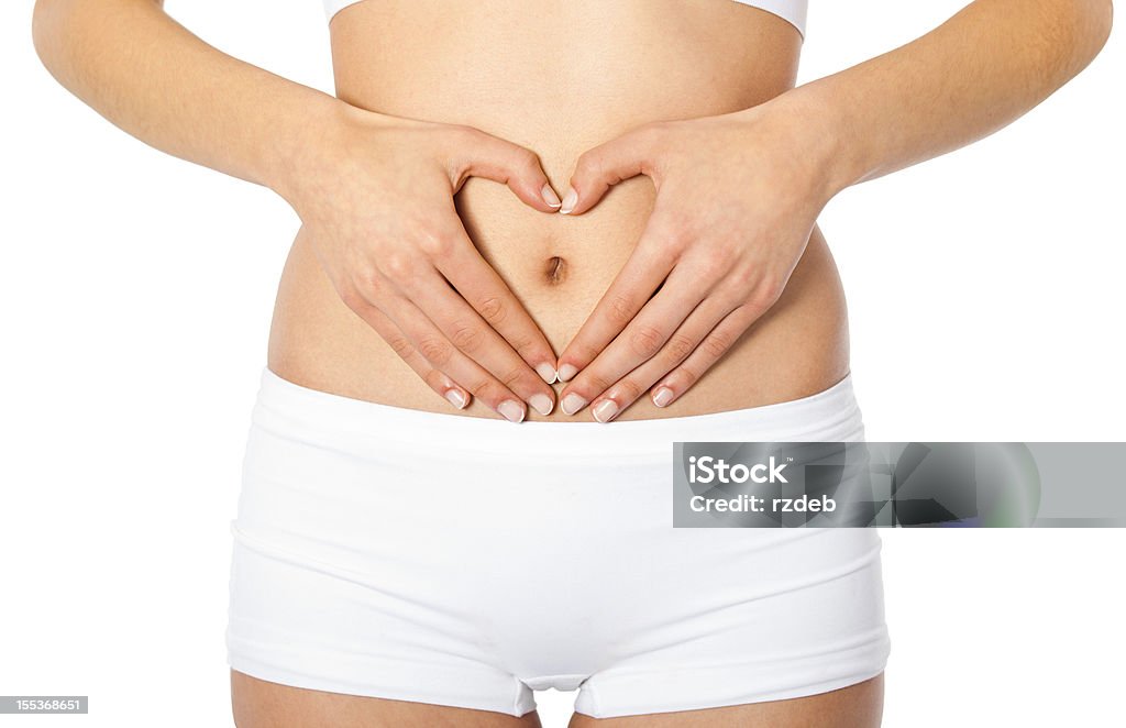 Mãos de uma mulher formando um símbolo de coração na Barriga - Royalty-free Abdómen Foto de stock