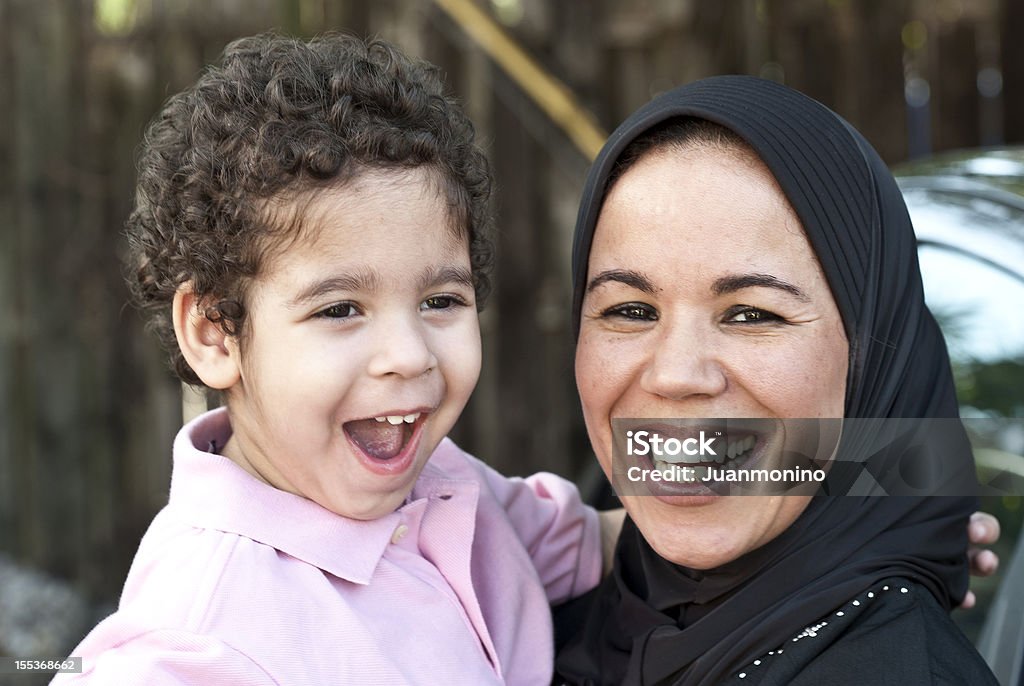 イスラム教徒の女性と彼女の息子 - 家族のロイヤリティフリーストックフォト