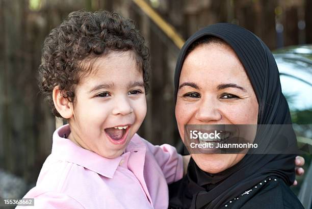 イスラム教徒の女性と彼女の息子 - 家族のストックフォトや画像を多数ご用意 - 家族, シリア, 子供