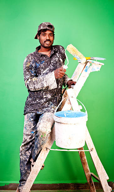 portret radosny casual indian pracownik fizyczny malarz dorosły człowiek - house painter home improvement paint can painter zdjęcia i obrazy z banku zdjęć