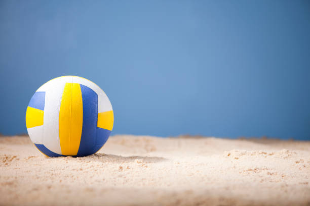 voleibol de playa con espacio de copia - vóleibol de playa fotografías e imágenes de stock