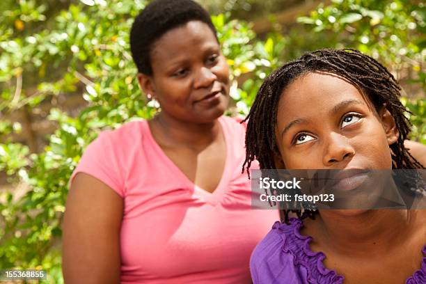 Photo libre de droit de Dorigine Africaine Mère Parler Avec De Jeunes Fille Rouler Ses Yeux banque d'images et plus d'images libres de droit de Rouler les yeux