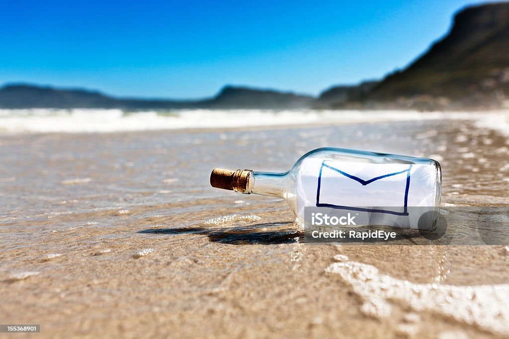 秘密のメッセージをボトルでも続くビーチ - ボトルメールのロイヤリティフリーストックフォト