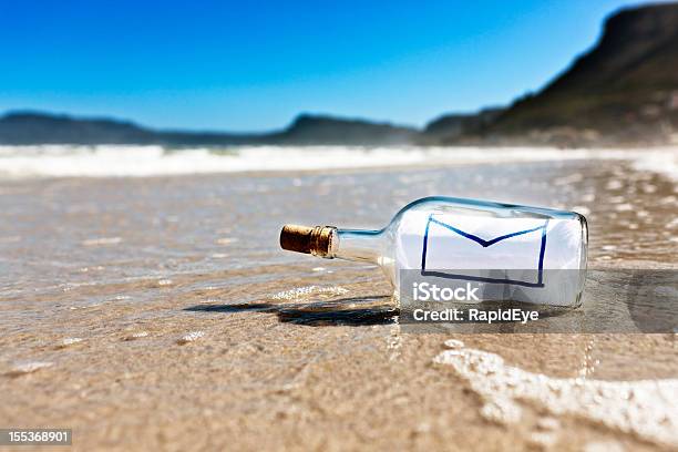 秘密のメッセージをボトルでも続くビーチ - ボトルメールのストックフォトや画像を多数ご用意 - ボトルメール, 瓶, メッセージ
