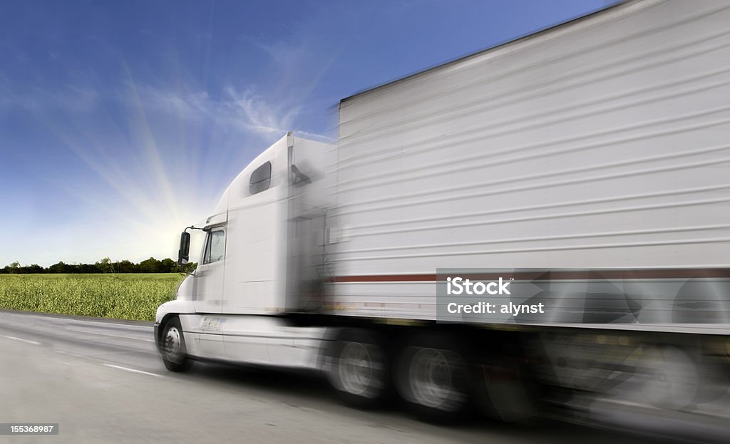 Semi-Truck auf den Freeway - Lizenzfrei Bewegungsunschärfe Stock-Foto