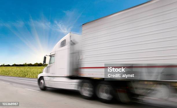 Semitruck Auf Den Freeway Stockfoto und mehr Bilder von Bewegungsunschärfe - Bewegungsunschärfe, Lastzug, Fernverkehr