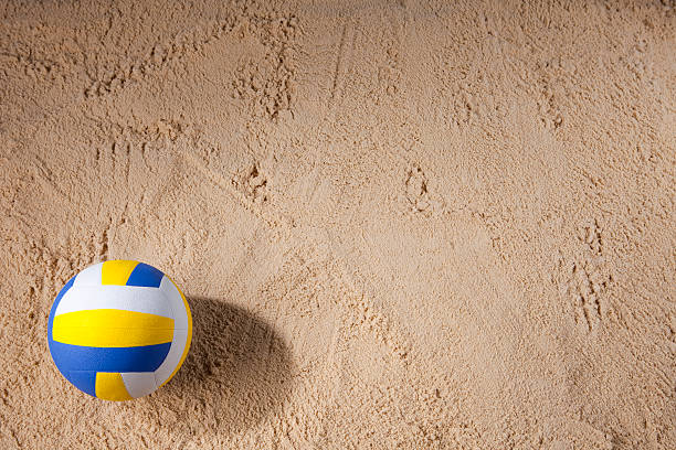 beach-volleyball auf sand mit textfreiraum - strand volleyball stock-fotos und bilder