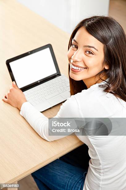 Junge Frauen Mit Netbook Stockfoto und mehr Bilder von Junger Erwachsener - Junger Erwachsener, Lateinamerikanische Abstammung, 20-24 Jahre