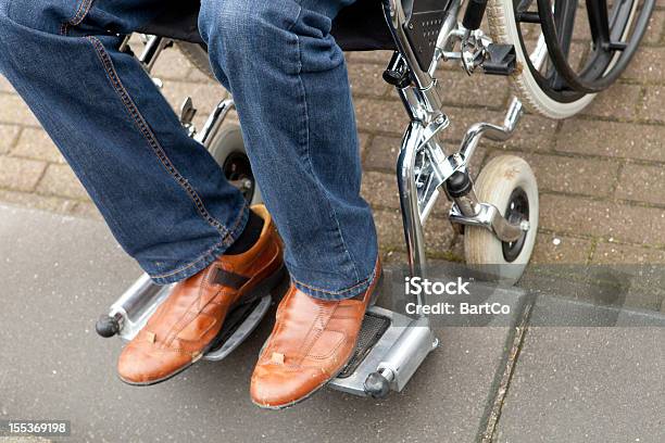 사용불가능 Man In 휠체어 루킹 At 단계를 30-34세에 대한 스톡 사진 및 기타 이미지 - 30-34세, 30-39세, 계단