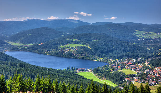 vista para o lago e a montanha feldberg titisee - black forest - fotografias e filmes do acervo