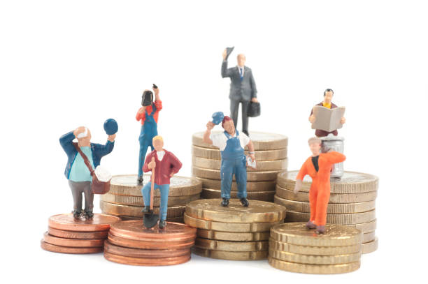 Miniature business people on stacks of coins little business people on coins. Job and money. Worker employees with different wage  wages stock pictures, royalty-free photos & images