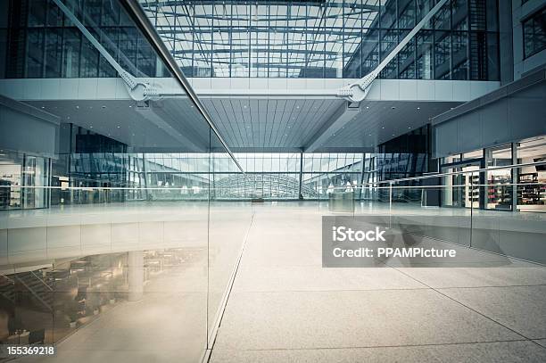 Edificio De Acero Y Vidrio Foto de stock y más banco de imágenes de Acero - Acero, Arquitectura, Baranda