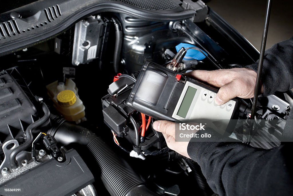 Verificar a bateria e o sistema elétrico do veículo - Foto de stock de Carro royalty-free