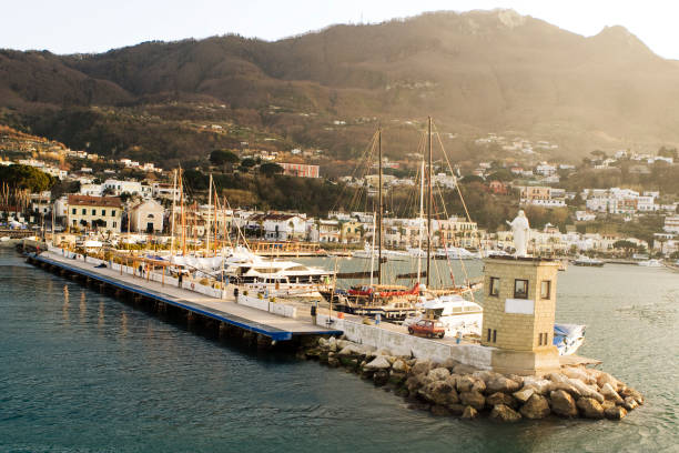 casamicciola 、イスキア島、ツバメ、イタリア。 - ischia island campania nautical vessel harbor ストックフォトと画像