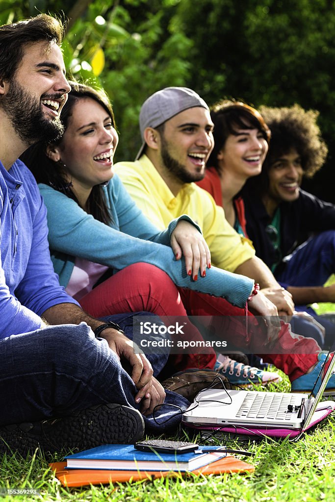 Groupe Multi-ethnique de jeunes étudiants au campus de l'université de partage - Photo de Adolescence libre de droits