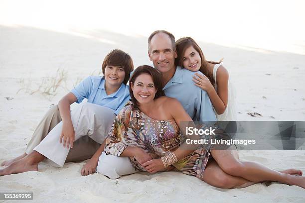 Familie Am Strand Stockfoto und mehr Bilder von Familie - Familie, Im Freien, Kind vor der Pubertät
