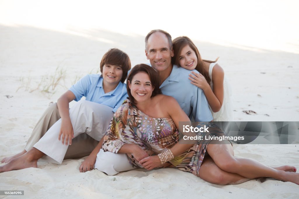 Famiglia sulla spiaggia - Foto stock royalty-free di Famiglia