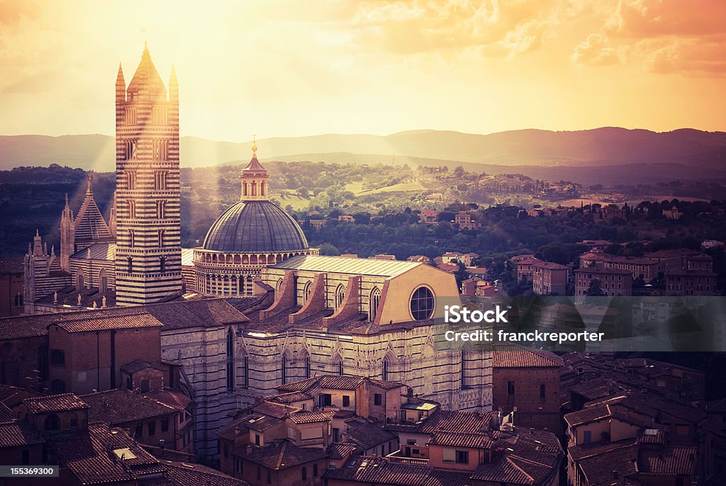 Siena panorama della città vecchia e chiesa di vista aerea - Foto stock royalty-free di Cupola