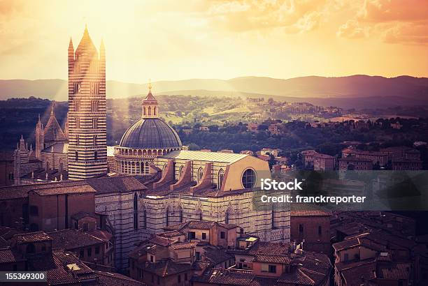 Siena E Igreja Velha Cidade De Panorama De Vista Aérea - Fotografias de stock e mais imagens de Domo