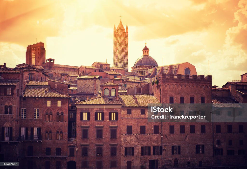 panorama da cidade de Siena e a Antiga Igreja de vista aérea - Foto de stock de Abadia - Mosteiro royalty-free