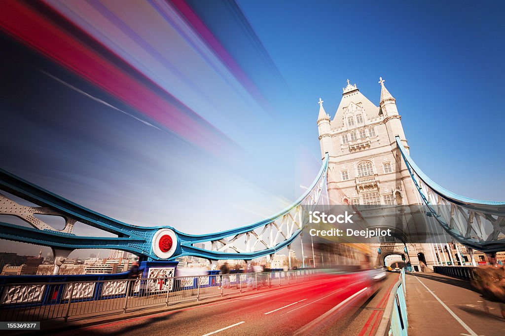 Tower Bridge com turva tráfego em Londres, Reino Unido - Royalty-free Autocarro Foto de stock