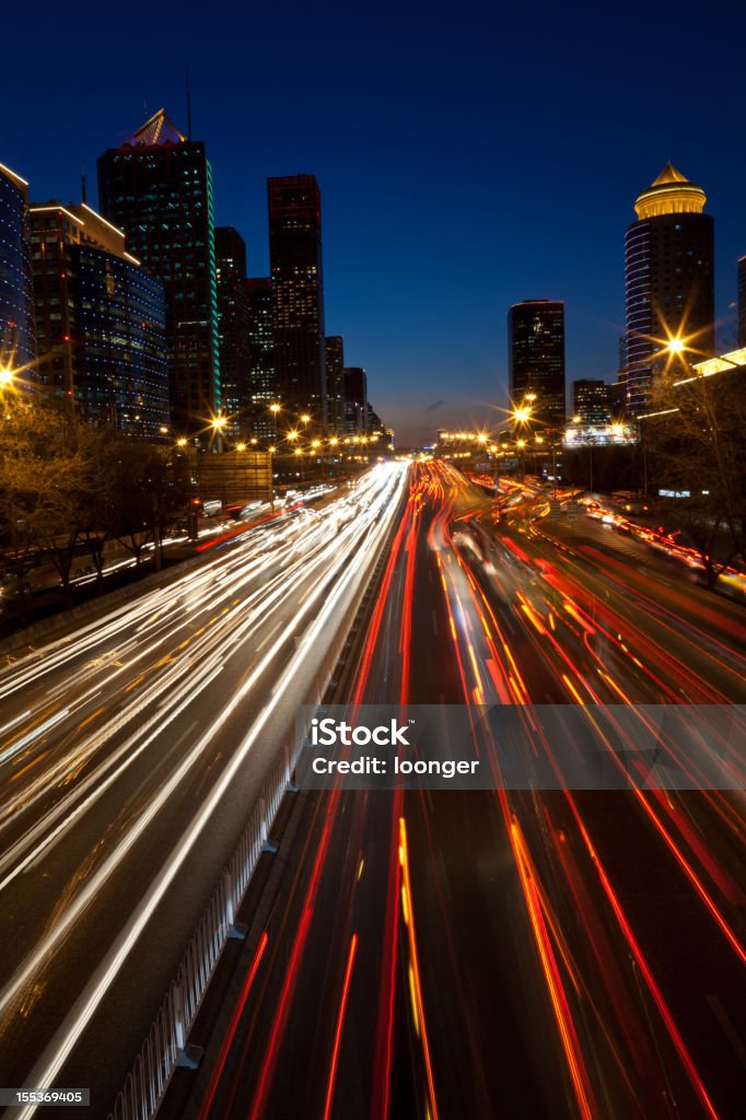 Vista notturna del traffico urbano luce a Pechino, distretto - Foto stock royalty-free di Ingorgo stradale