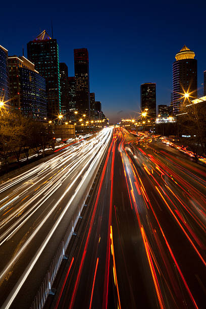 vista notturna del traffico urbano luce a pechino, distretto - donchangan jie foto e immagini stock