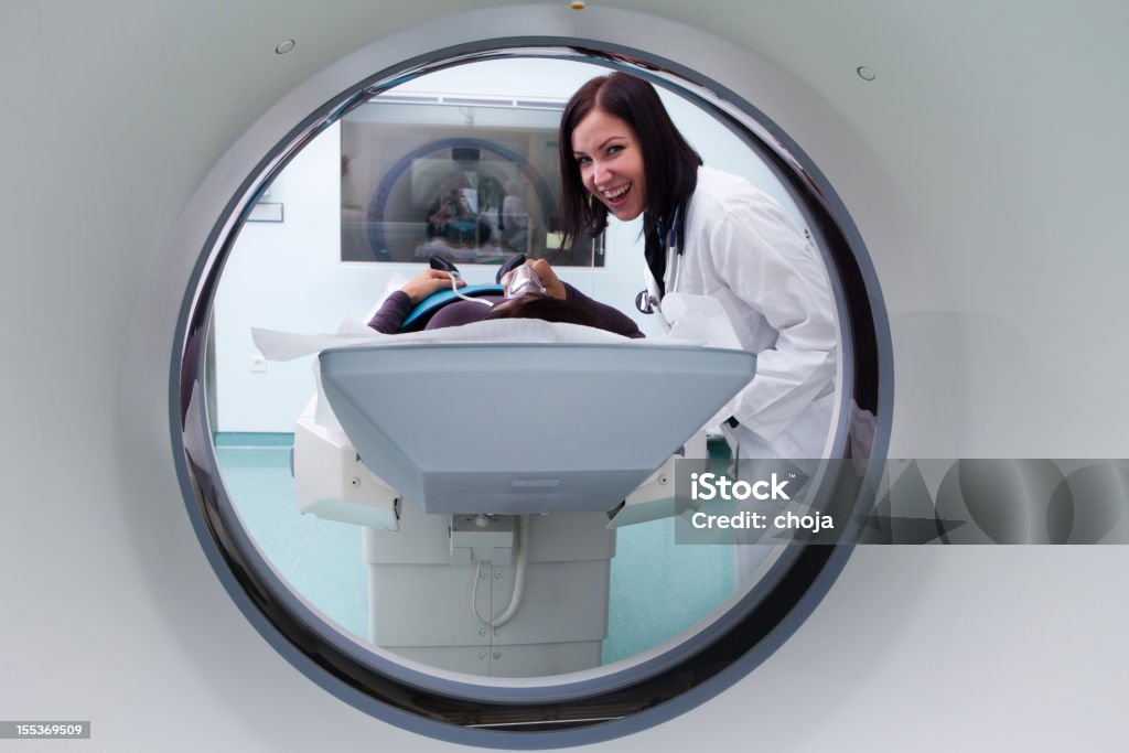 Mujer joven patinet esperando tomografía axial computerizada - Foto de stock de Escáner IRM libre de derechos