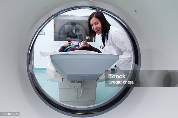 Mujer Joven Patinet Esperando Tomografía Axial Computerizada Foto de stock y más banco de imágenes de Escáner IRM