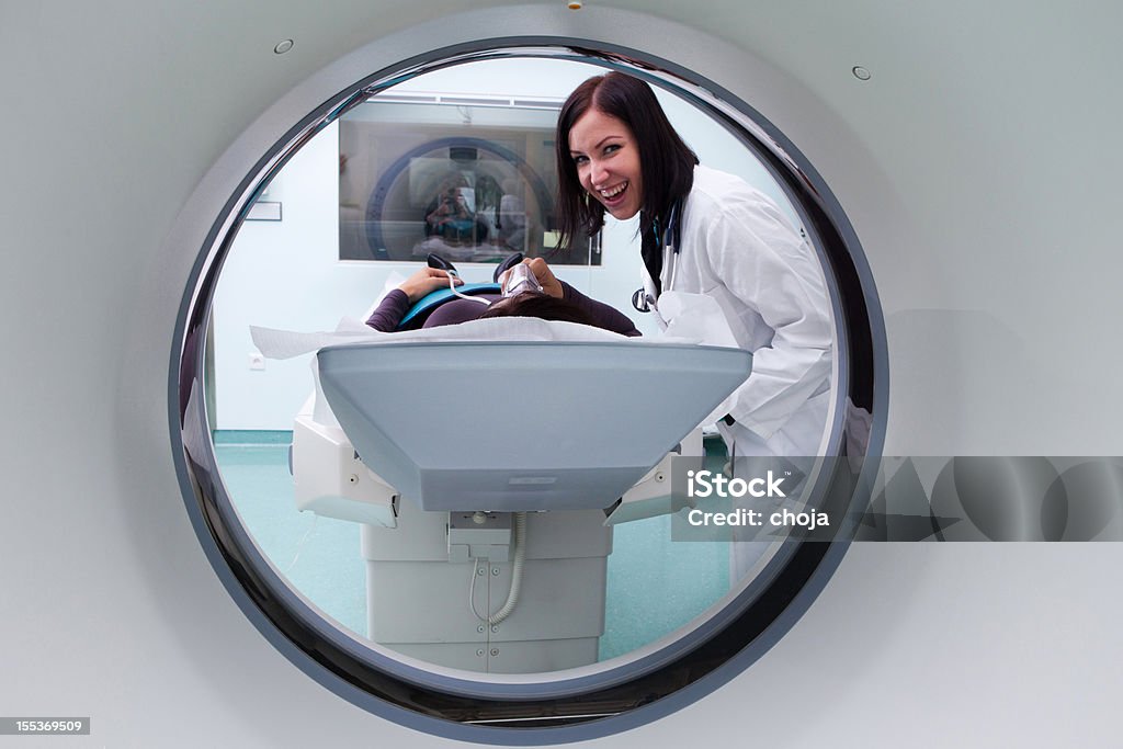 Молодая женщина, patinet ждут Компьютерная томография - Стоковые фото Machinery роялти-фри