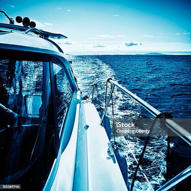 Foto de Lado De Modernos Yacht e mais fotos de stock de A caminho - A caminho, Atividade Recreativa, Barco a Motor