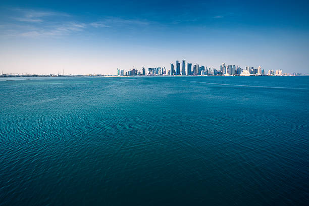 city by the sea - linha do horizonte sobre água - fotografias e filmes do acervo