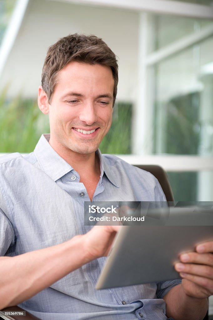 男性、デジタルタブレッ�トを使用して、 - クラウドコンピューティングのロイヤリティフリーストックフォト