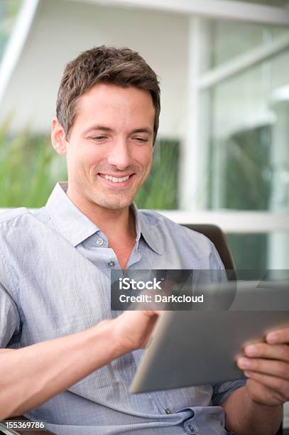 男性デジタルタブレットを使用して - クラウドコンピューティングのストックフォトや画像を多数ご用意 - クラウドコンピューティング, 30代の男性, インターネット