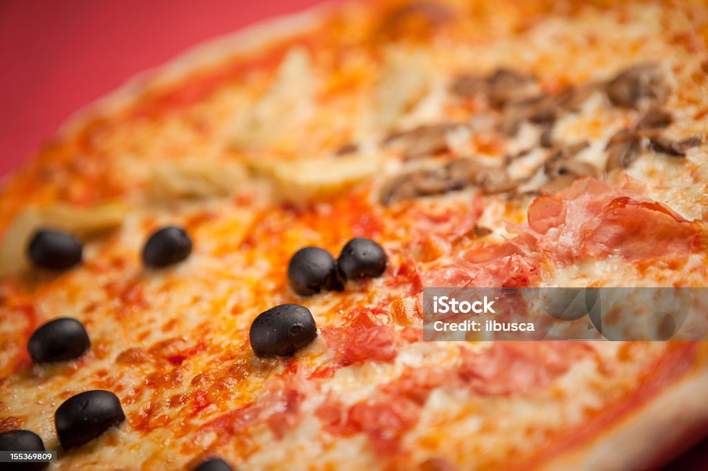 quattro stagioni Pizza (quatro estações do ano - Foto de stock de Azeitona royalty-free