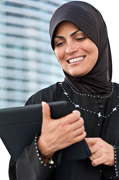 muçulmanos mulher usando um tablet eletrônico - cairo women middle east islam - fotografias e filmes do acervo