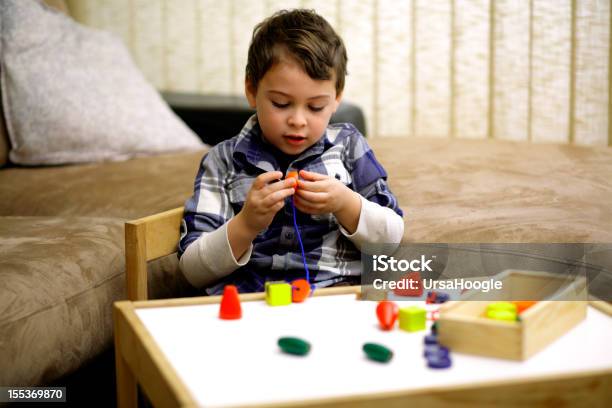 Foto de Contas De Cadarço e mais fotos de stock de Criança - Criança, Autismo, Brincalhão