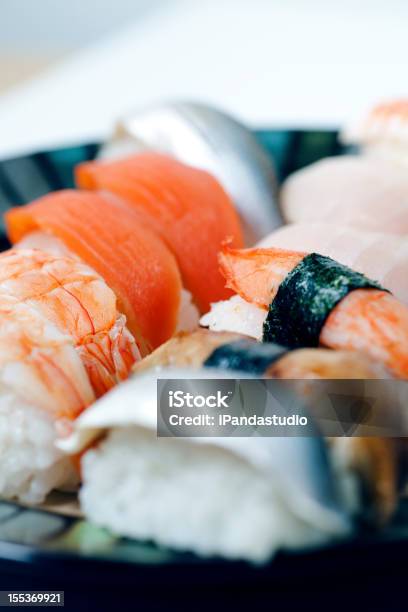 Diverse Varietà Di Sushi Sashimi E - Fotografie stock e altre immagini di Alimentazione sana - Alimentazione sana, Asia, Bacchette cinesi