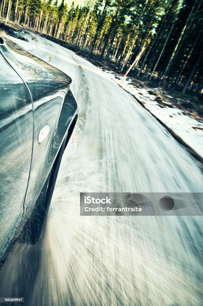 Auto geht auf Straße auf Schnee - Lizenzfrei Reifen Stock-Foto