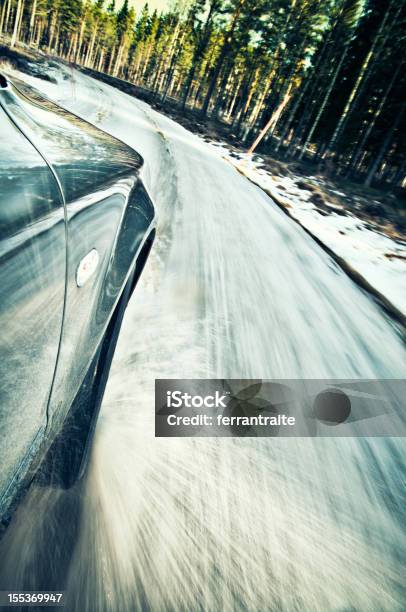 Auto Geht Auf Straße Auf Schnee Stockfoto und mehr Bilder von Reifen - Reifen, Winter, Auto