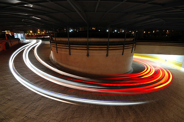 長時間露光の車のライト-xl - car pursuit chasing night ストックフォトと画像