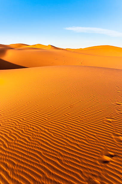 дюны пустыни сахара - landscape desert wave pattern erg chebbi dunes стоковые фото и изображения