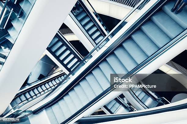 People On Crossing Escalators 에스컬레이터에 대한 스톡 사진 및 기타 이미지 - 에스컬레이터, 추상적인, 소매-소비자주의