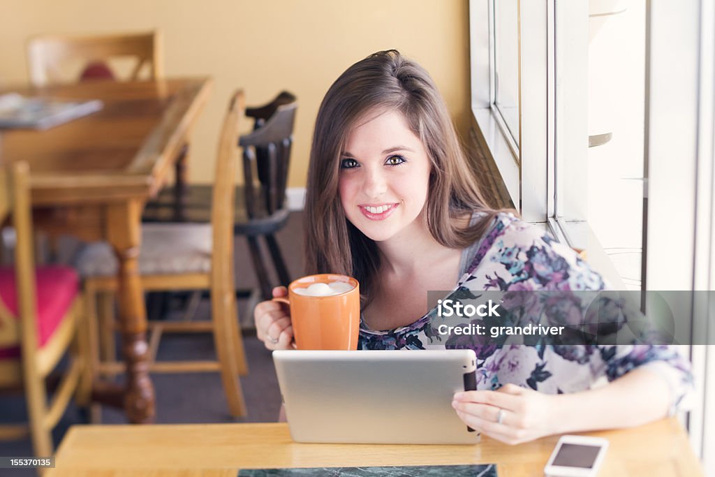 Hermosa Chica beber café con leche - Foto de stock de 20 a 29 años libre de derechos